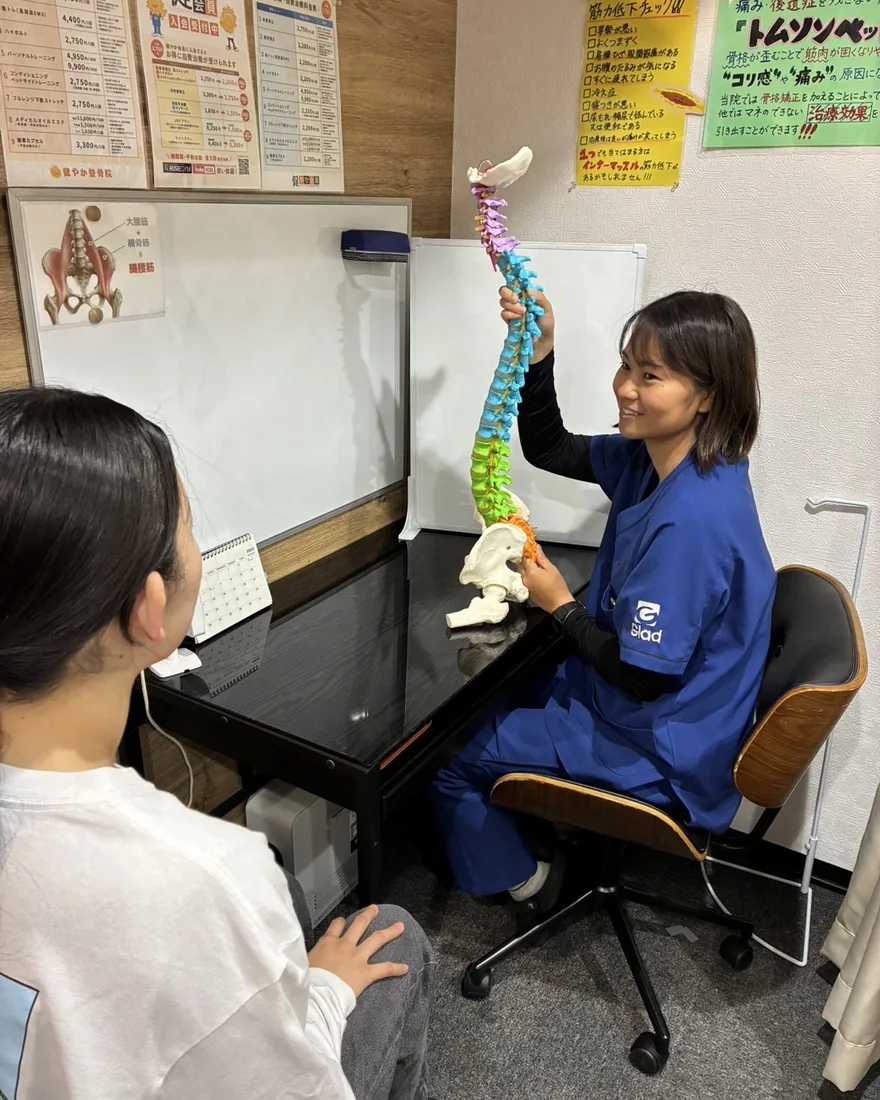 身体の状態について専門スタッフに相談する様子